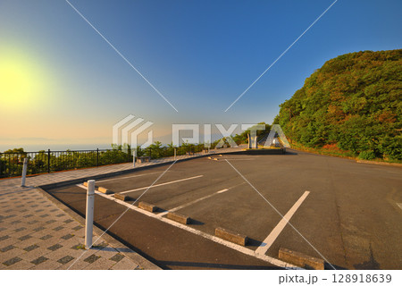 中部地方・伊豆半島・出逢い岬・展望台から眺める夕陽の風景、駐車場と富士山・静岡県沼津市戸田(1) 中部地方・伊豆半島・出逢い岬・展望台から眺める夕陽の風景、駐車場と富士山・静岡県沼津市戸田(1) 128918639
