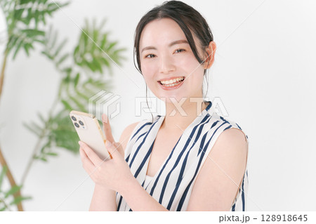 スマホを見る女性 128918645