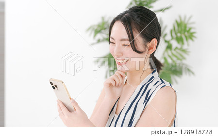 スマホを見る女性 128918728