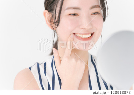 鏡を見る女性 128918878