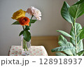 花瓶の花　ラナンキュラスとバラ 128918937