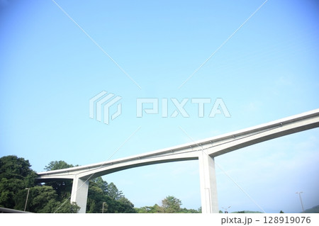 八千穂高原の高速道路の高架橋のある風景 128919076