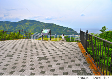 中部地方・伊豆半島・出逢い岬・展望台からの眺め、絶景の写真を撮る観光客・静岡県沼津市戸田(1) 128919107