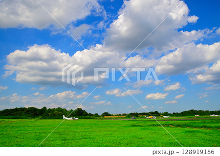 青空に雲と草原 青空に雲と草原 128919186