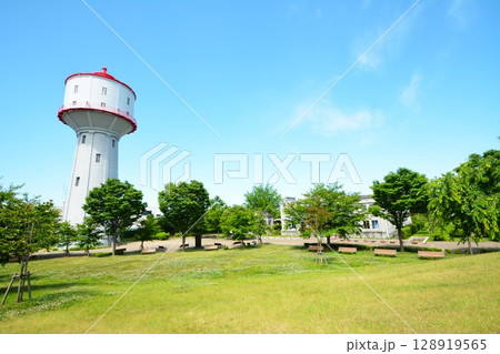 夏の新潟県長岡市水道公園・水道タンク風景 夏の新潟県長岡市水道公園・水道タンク風景 128919565