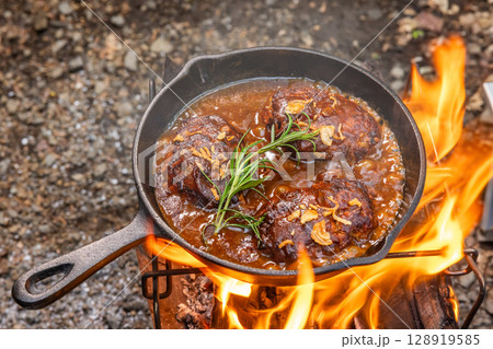 ハンバーグ Grilling homemade hamburger steaks outdoors ハンバーグ Grilling homemade hamburger steaks outdoors 128919585