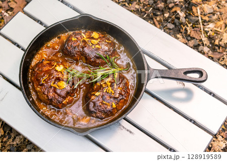 ハンバーグ Grilling homemade hamburger steaks outdoors 128919589
