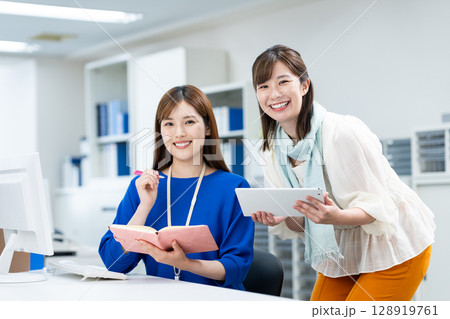 オフィスで働くビジネスウーマン オフィスで働くビジネスウーマン 128919761