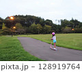 公園でキックボードをする女の子 128919764