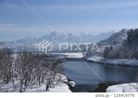 魚野川・越後三山雪景色 魚野川・越後三山雪景色 128919776