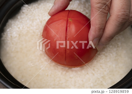 丸ごとトマトの炊き込みご飯を作る材料と工程 丸ごとトマトの炊き込みご飯を作る材料と工程 128919859
