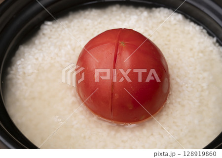 丸ごとトマトの炊き込みご飯を作る材料と工程 丸ごとトマトの炊き込みご飯を作る材料と工程 128919860