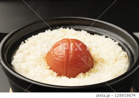 湯気の立つ土鍋で炊いた丸ごとトマトの炊き込みご飯 炊き上がり 128919874