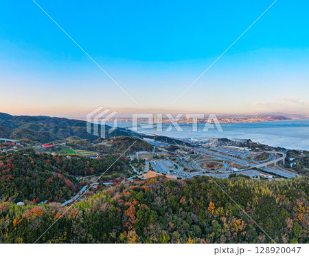 秋の夕暮れ　明石海峡大橋と淡路島サービスエリア　空撮 128920047
