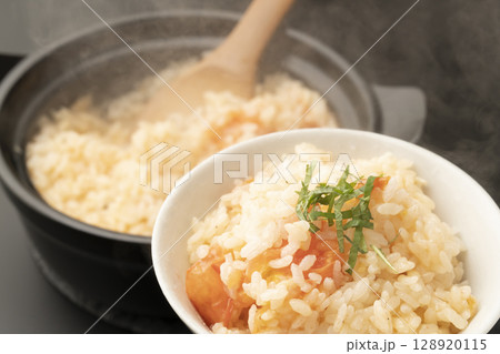 茶碗によそった土鍋で炊いた丸ごとトマトの炊き込みご飯 128920115