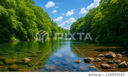 新緑の川と青空が広がる夏の涼景 128920181
