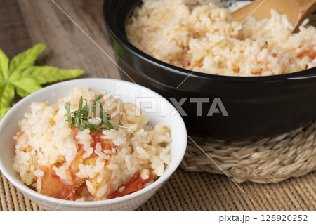茶碗によそった土鍋で炊いた丸ごとトマトの炊き込みご飯自然光 茶碗によそった土鍋で炊いた丸ごとトマトの炊き込みご飯自然光 128920252