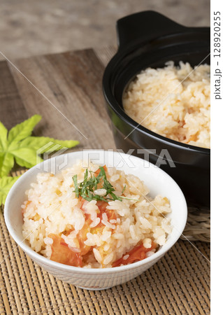 茶碗によそった土鍋で炊いた丸ごとトマトの炊き込みご飯自然光 茶碗によそった土鍋で炊いた丸ごとトマトの炊き込みご飯自然光 128920255