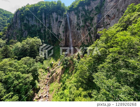 米子大瀑布　不動滝　長野県須坂市（ドローンによる空撮） 128920268