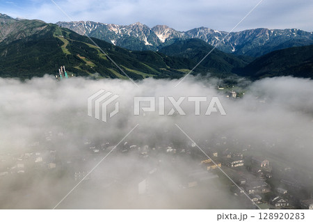 美しい雲海と白馬三山　長野県白馬村（ドローンによる空撮） 128920283