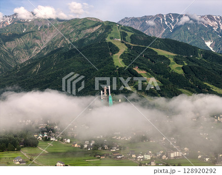 美しい雲海と八方尾根スキー場　長野県白馬村（ドローンによる空撮） 128920292