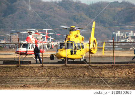 大阪府八尾市にある国管理空港の八尾空港のヘリポート 128920369