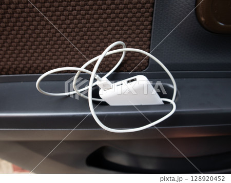 車の中にモバイルバッテリー 車の中にモバイルバッテリー 128920452