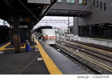 東武鉄道日光線・鬼怒川線　下今市駅 128920590