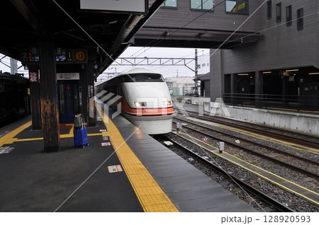 東武鉄道日光線・鬼怒川線　下今市駅 128920593
