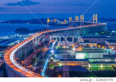 夜の瀬戸大橋と光の軌跡 夜の瀬戸大橋と光の軌跡 128920776