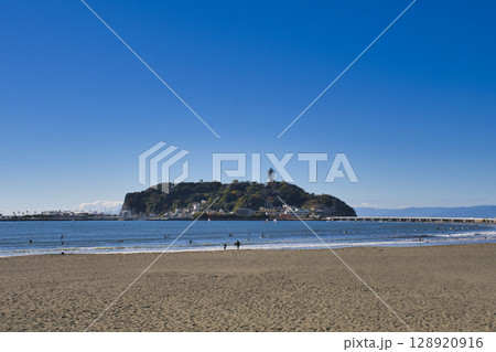 【藤沢市】片瀬海岸と江の島 【藤沢市】片瀬海岸と江の島 128920916