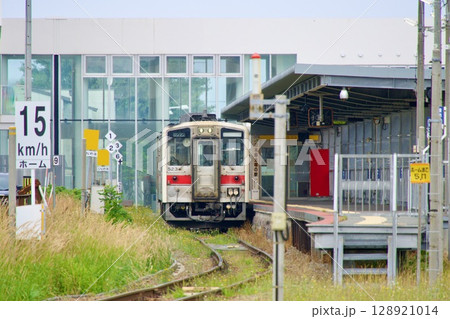 稚内を発車する普通列車キハ54-523 稚内を発車する普通列車キハ54-523 128921014