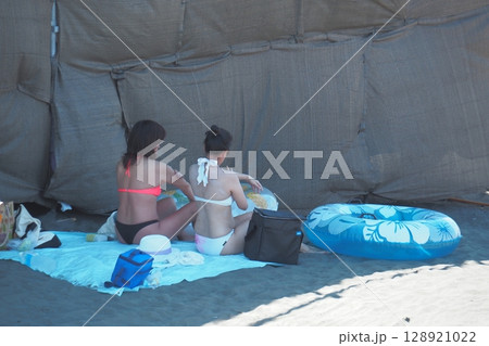 湘南海岸、ビキニ女性の海水浴　夏風景 128921022