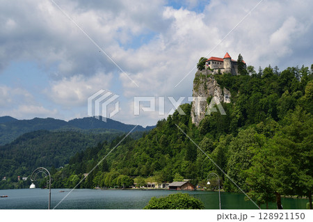 断崖絶壁に建つブレッド城 128921150
