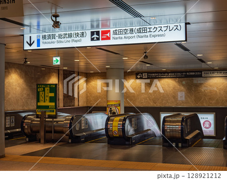 成田エクスプレスが発着するホームへ下りるエスカレーターと案内表示(JR東京駅) 成田エクスプレスが発着するホームへ下りるエスカレーターと案内表示(JR東京駅) 128921212