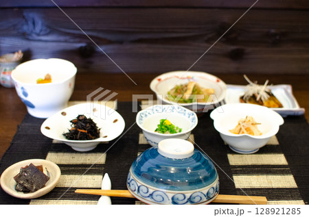京旅館の朝ごはん − おばんざいと和のおもてなし 京旅館の朝ごはん − おばんざいと和のおもてなし 128921285
