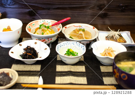 京旅館の朝ごはん − おばんざいと和のおもてなし 京旅館の朝ごはん − おばんざいと和のおもてなし 128921288