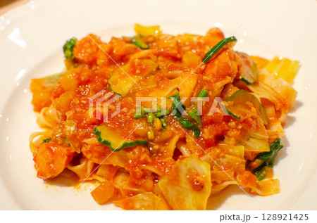彩り野菜とトマトソースの平打ちパスタ 128921425