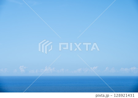 夏の青い海と空 湘南平 展望台 7月 イメージ 【神奈川県】 128921431
