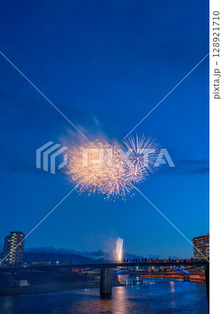 （静岡県）第77回沼津夏まつり・薄暮の空に上がる狩野川花火大会 128921710