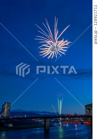 （静岡県）第77回沼津夏まつり・薄暮の空に上がる狩野川花火大会 128921711