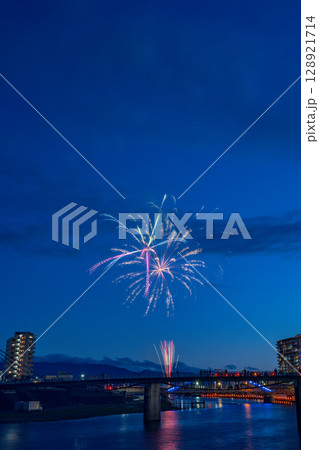 （静岡県）第77回沼津夏まつり・薄暮の空に上がる狩野川花火大会 128921714