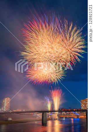 （静岡県）第77回沼津夏まつり・薄暮の空に上がる狩野川花火大会 128921721
