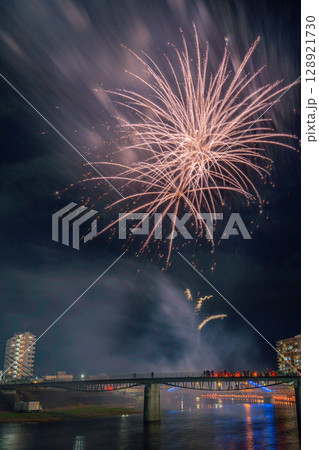 （静岡県）第77回沼津夏まつり・薄暮の空に上がる狩野川花火大会 128921730