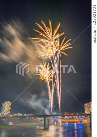 （静岡県）第77回沼津夏まつり・薄暮の空に上がる狩野川花火大会 128921731
