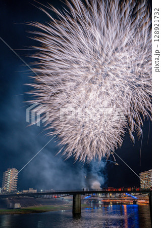 （静岡県）第77回沼津夏まつり・薄暮の空に上がる狩野川花火大会 128921732