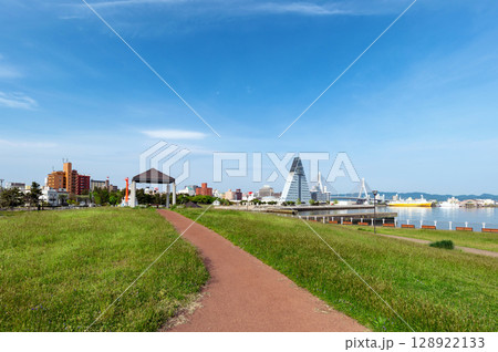 【青森港】中央埠頭の丘から眺める青い海公園の風景 128922133
