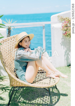 リゾート地でバカンスを楽しむ水着の女性 128922368