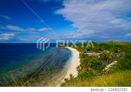 オセアニア　フィジー共和国ビティレブ島の西の沖合いママヌザ諸島マナ島の展望台から眺めるノースビーチ 128922381