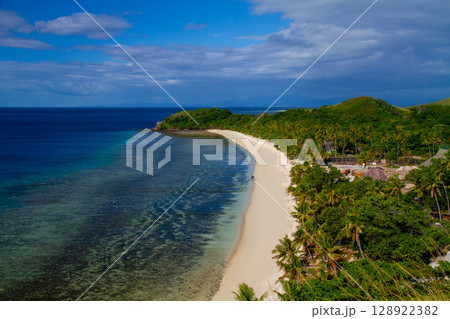 オセアニア　フィジー共和国ビティレブ島の西の沖合いママヌザ諸島マナ島の展望台から眺めるノースビーチ 128922382